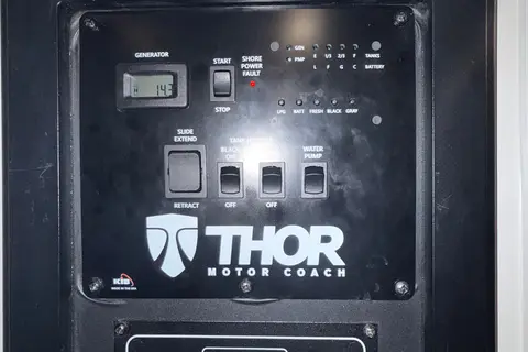Roscoe’s Thor Motor Coach
