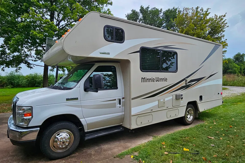 Adventure Ready! Winnebago Minnie Winnie – Sleeps 5–6