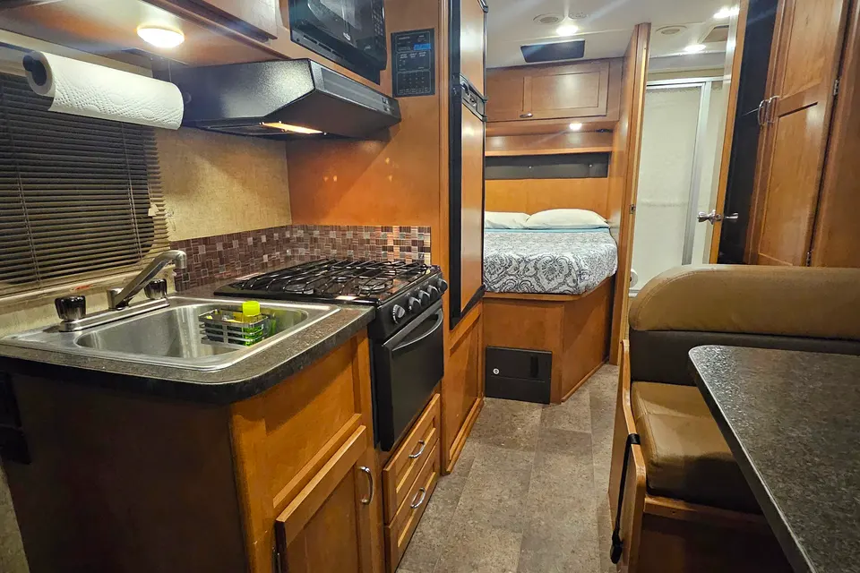 Adventure Ready! Winnebago Minnie Winnie – Sleeps 5–6