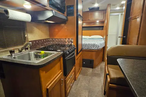 Adventure Ready! Winnebago Minnie Winnie – Sleeps 5–6