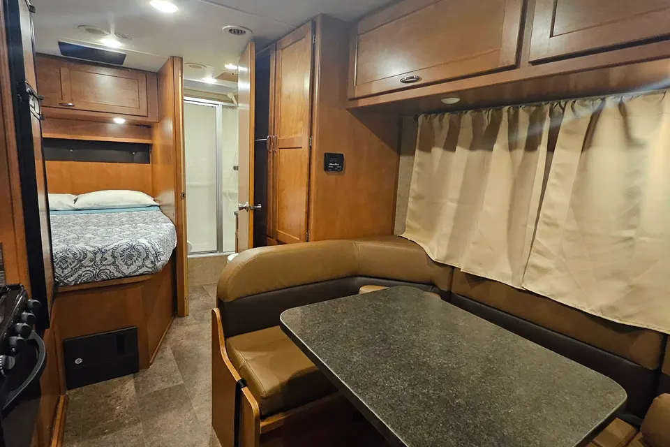 Adventure Ready! Winnebago Minnie Winnie – Sleeps 5–6