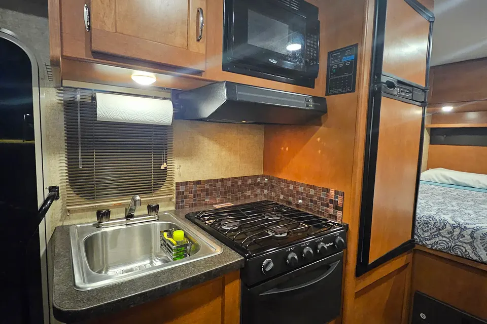Adventure Ready! Winnebago Minnie Winnie – Sleeps 5–6