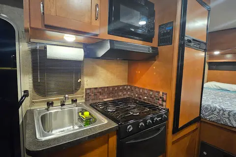 Adventure Ready! Winnebago Minnie Winnie – Sleeps 5–6