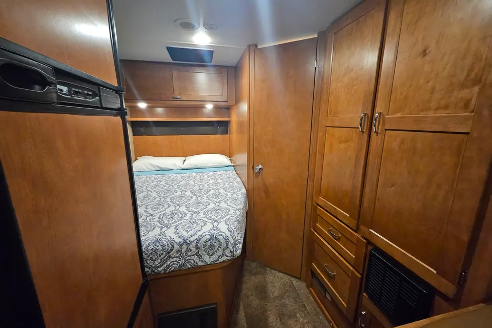 Adventure Ready! Winnebago Minnie Winnie – Sleeps 5–6