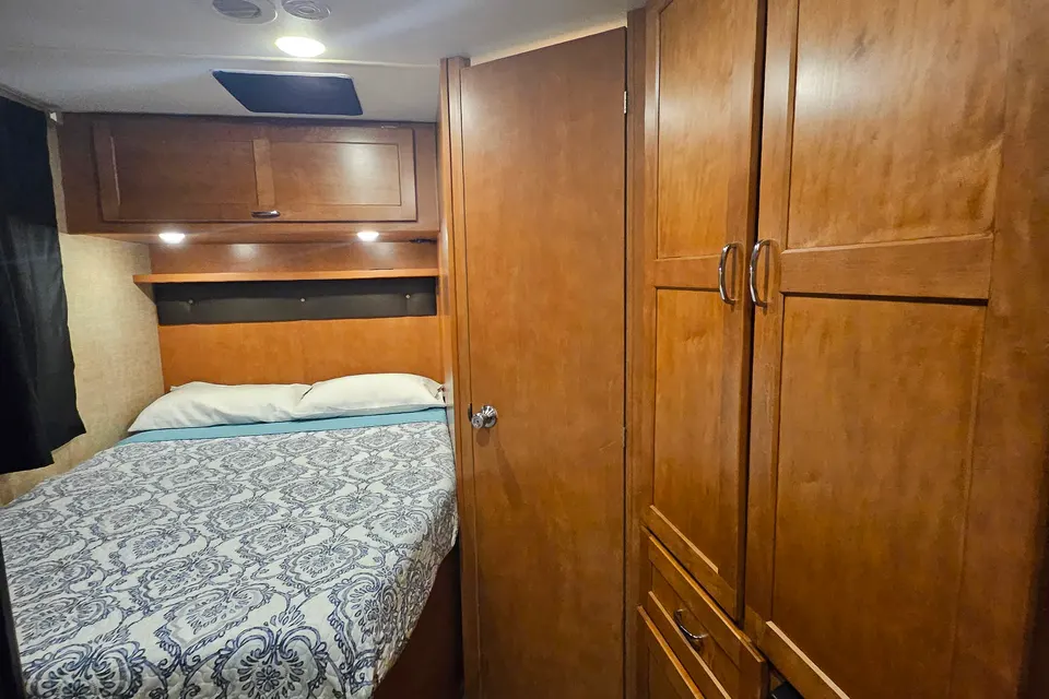Adventure Ready! Winnebago Minnie Winnie – Sleeps 5–6