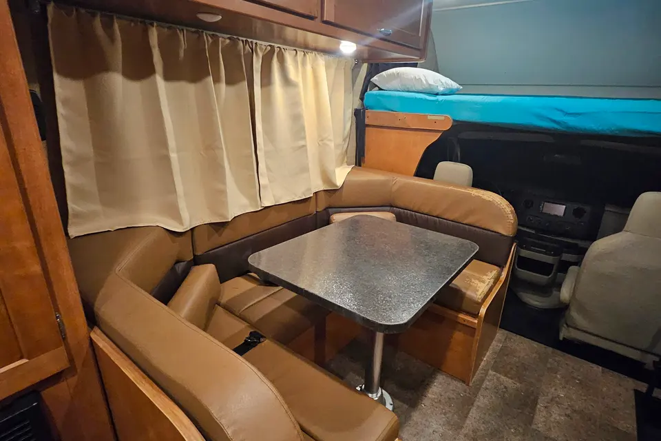 Adventure Ready! Winnebago Minnie Winnie – Sleeps 5–6