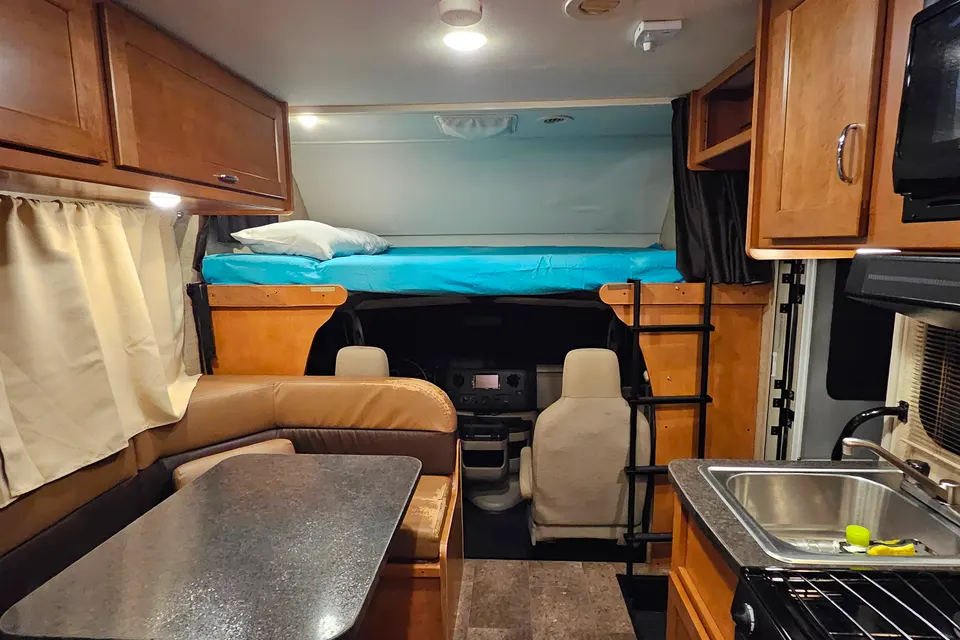 Adventure Ready! Winnebago Minnie Winnie – Sleeps 5–6