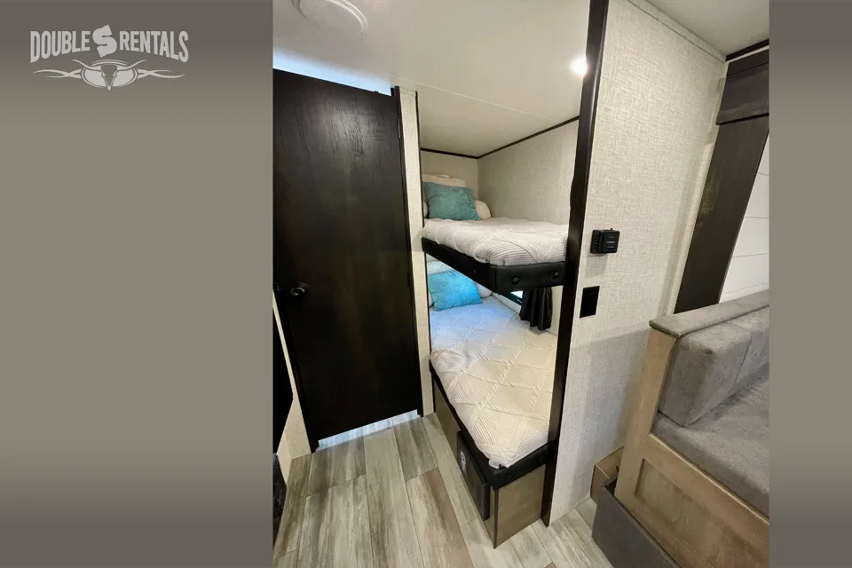 JAY FLIGHT SLX, SUV towable w/ Queen Bed, Bunks, Dinette, Slide-out & Solar!