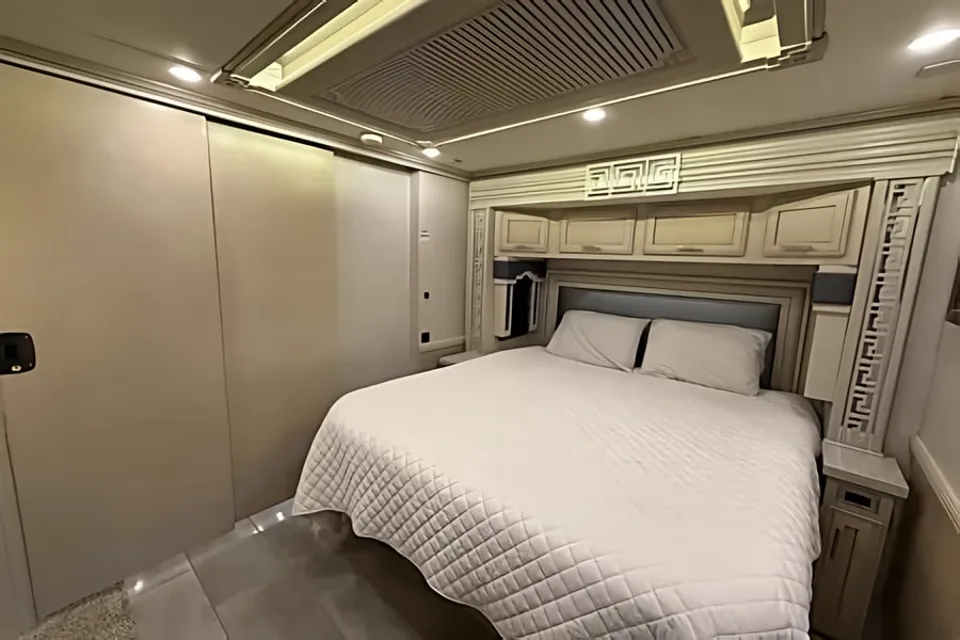 WiFi - Ultra Luxurious - Diesel - King Bed - Air Ride