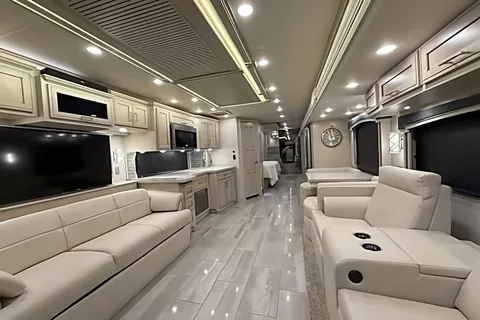 WiFi - Ultra Luxurious - Diesel - King Bed - Air Ride