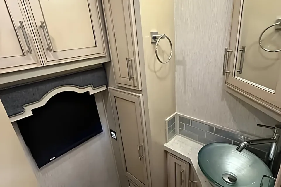 WiFi - Ultra Luxurious - Diesel - King Bed - Air Ride