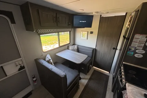 Monarch Meadows 18RQ Rear Bath
