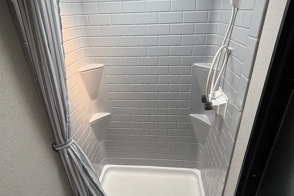 Monarch Meadows 18RQ Rear Bath