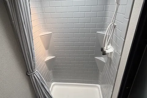 Monarch Meadows 18RQ Rear Bath