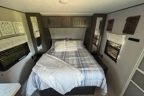 Monarch Meadows 18RQ Rear Bath