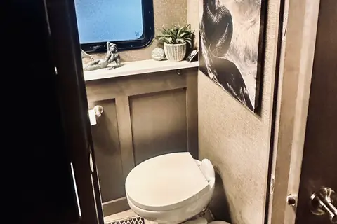 Shell Yeah! Luxury motorhome glamping-resort pool -5 mins to beach