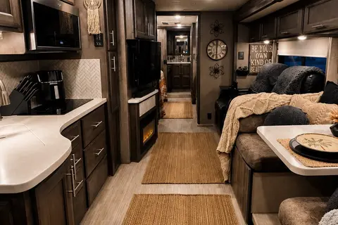 Shell Yeah! Luxury motorhome glamping-resort pool -5 mins to beach