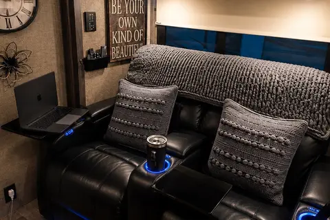 Shell Yeah! Luxury motorhome glamping-resort pool -5 mins to beach