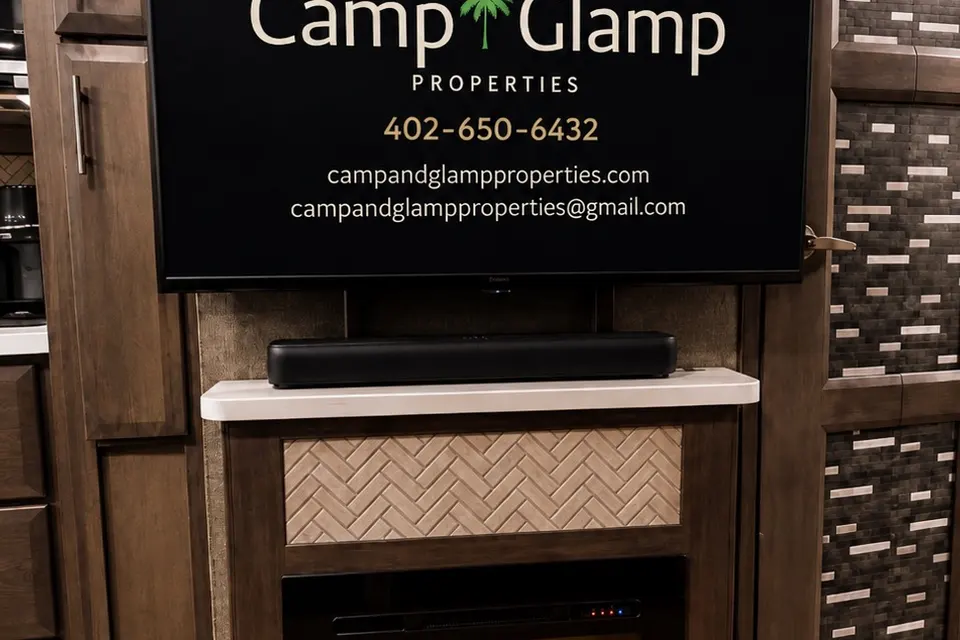 Shell Yeah! Luxury motorhome glamping-resort pool -5 mins to beach