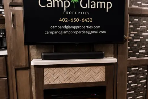 Shell Yeah! Luxury motorhome glamping-resort pool -5 mins to beach