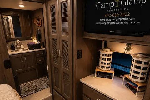 Shell Yeah! Luxury motorhome glamping-resort pool -5 mins to beach