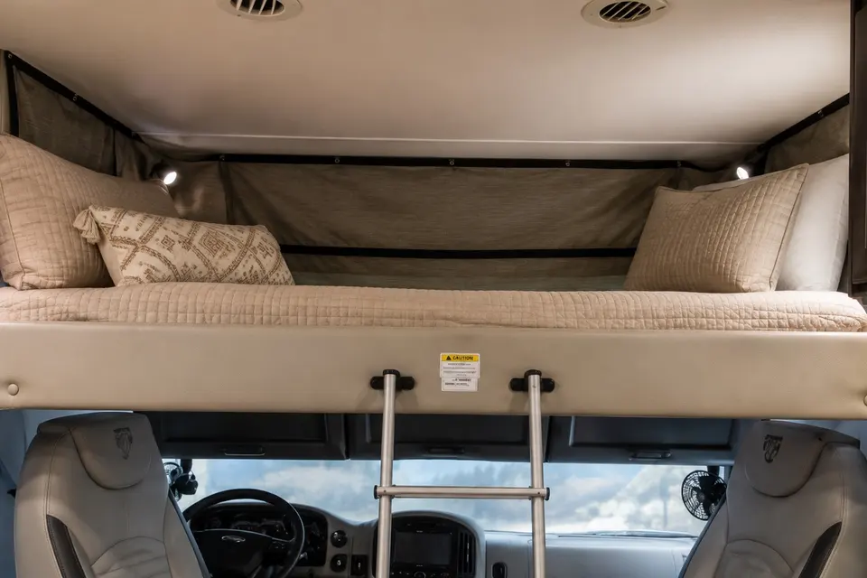 Shell Yeah! Luxury motorhome glamping-resort pool -5 mins to beach