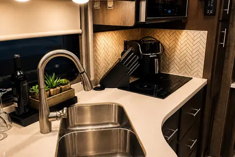 Shell Yeah! Luxury motorhome glamping-resort pool -5 mins to beach