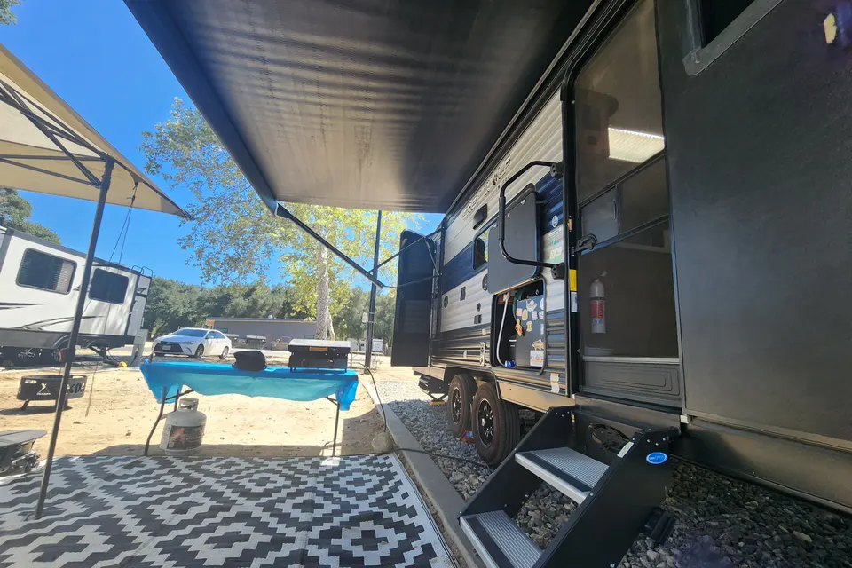 Caramazza Forest River 23DBH Travel Trailer