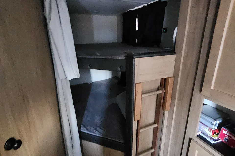 Caramazza Forest River 23DBH Travel Trailer