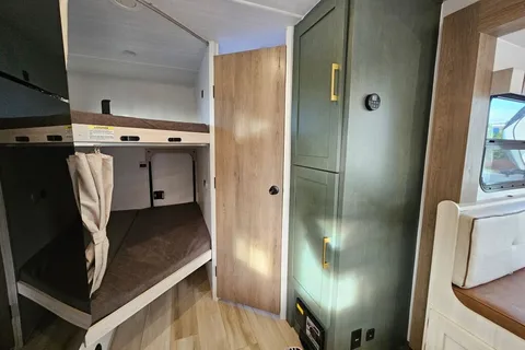 Family Friendly Glamping RV, Sleeps 8, Bunks, Easy tow