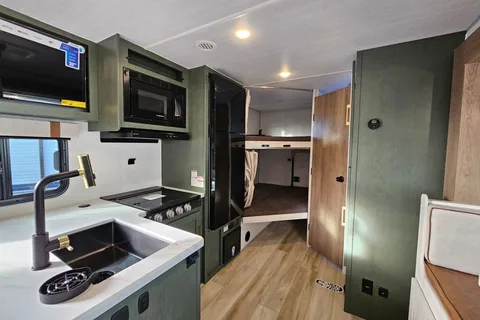 Family Friendly Glamping RV, Sleeps 8, Bunks, Easy tow