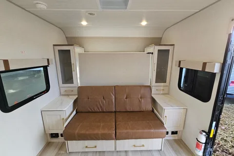 Family Friendly Glamping RV, Sleeps 8, Bunks, Easy tow