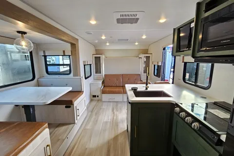 Family Friendly Glamping RV, Sleeps 8, Bunks, Easy tow