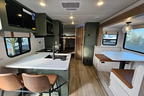 Family Friendly Glamping RV, Sleeps 8, Bunks, Easy tow