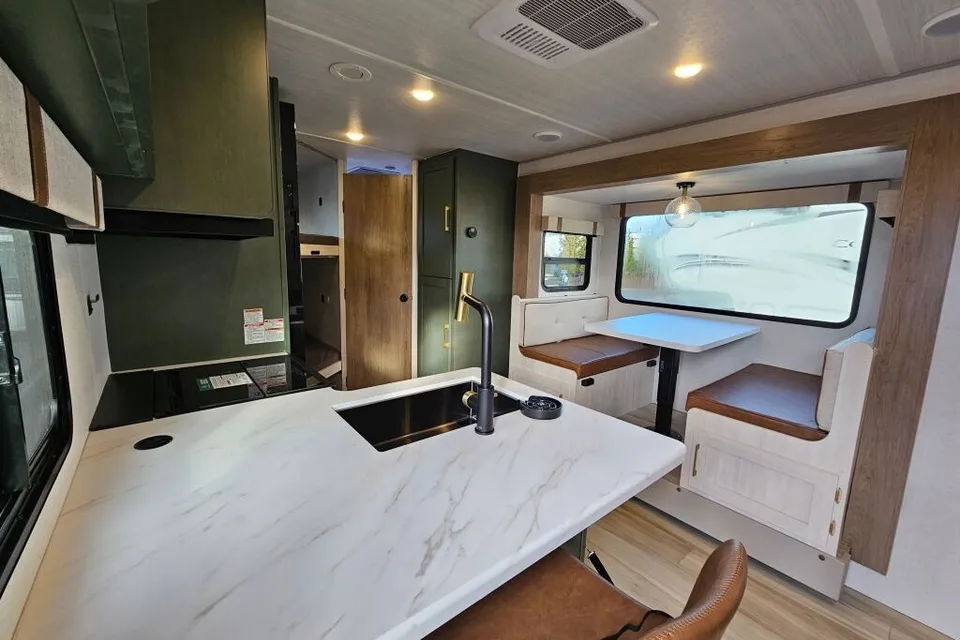 Family Friendly Glamping RV, Sleeps 8, Bunks, Easy tow