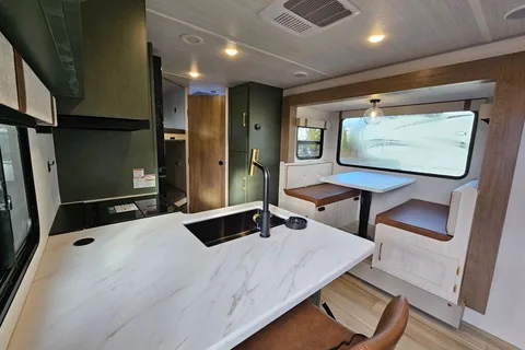 Family Friendly Glamping RV, Sleeps 8, Bunks, Easy tow