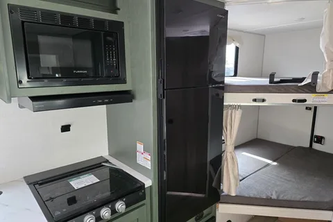 Family Friendly Glamping RV, Sleeps 8, Bunks, Easy tow