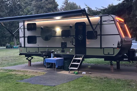 Family Friendly Glamping RV, Sleeps 8, Bunks, Easy tow