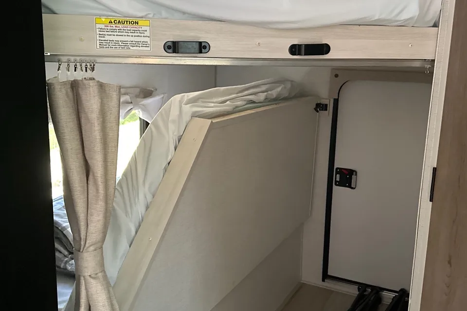 Family Friendly Glamping RV, Sleeps 8, Bunks, Easy tow