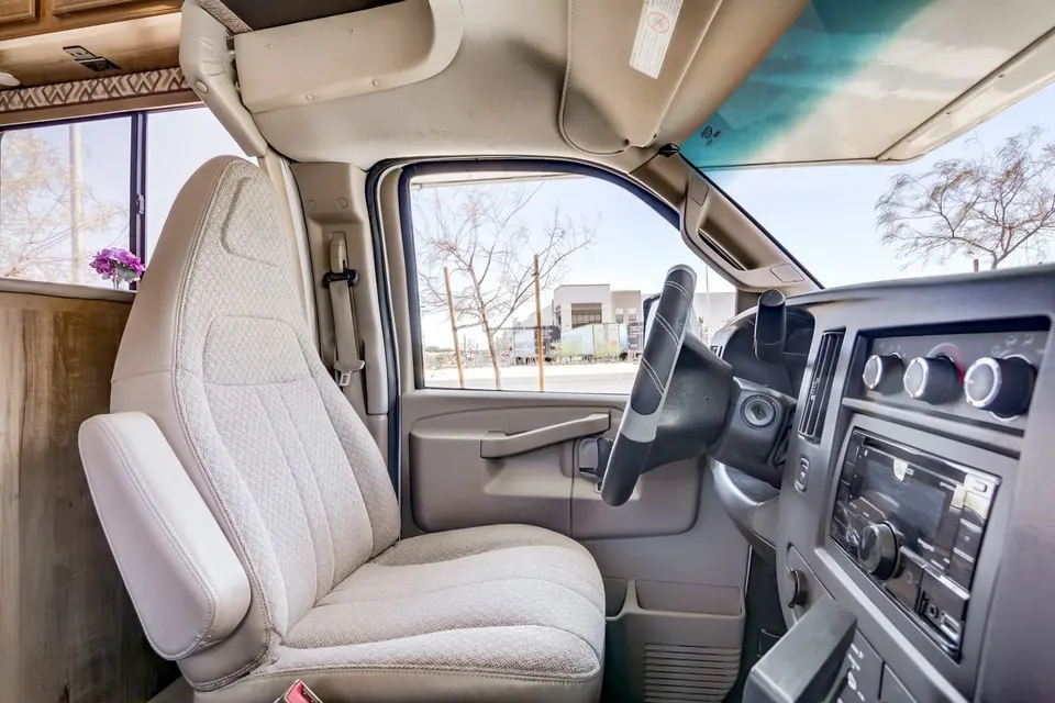 Perfect RV with 125 miles free per day for 8 with standard license