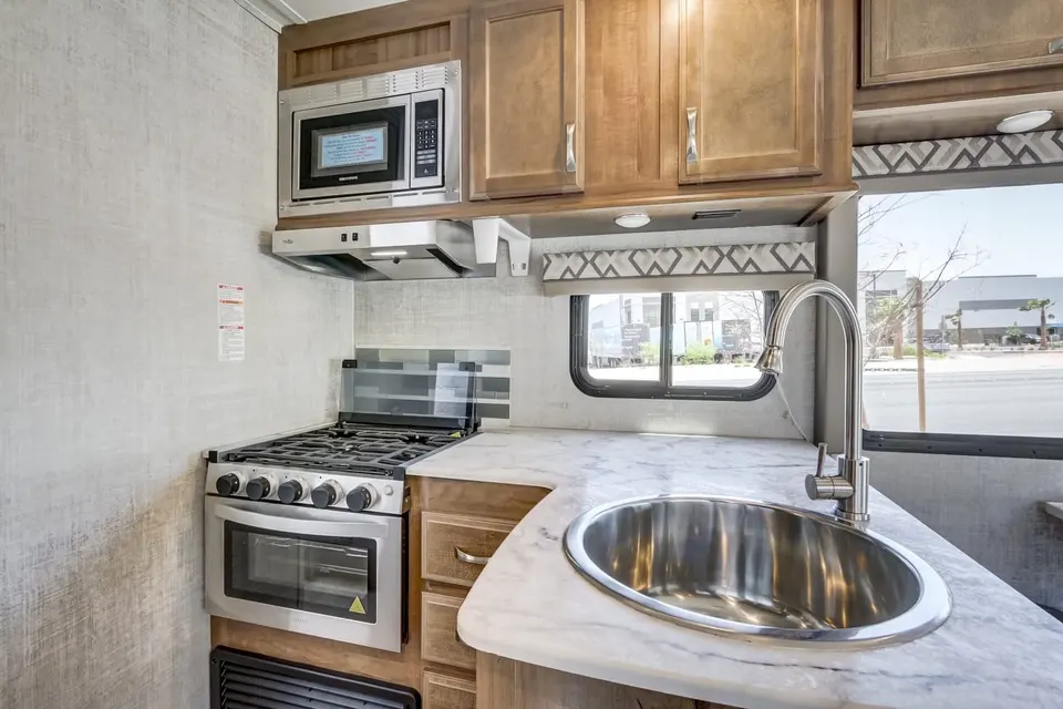 Perfect RV with 125 miles free per day for 8 with standard license