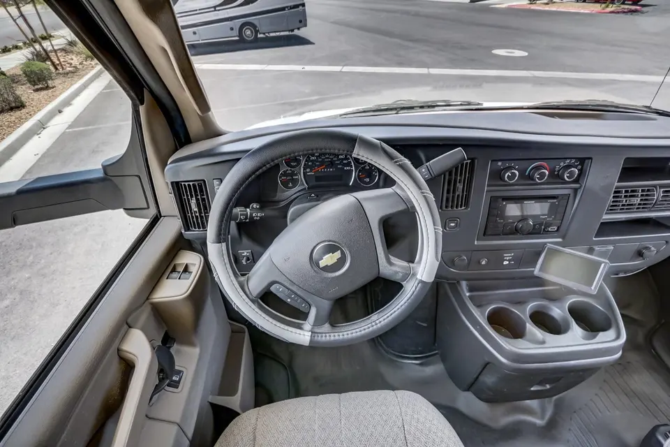 Perfect RV with 125 miles free per day for 8 with standard license