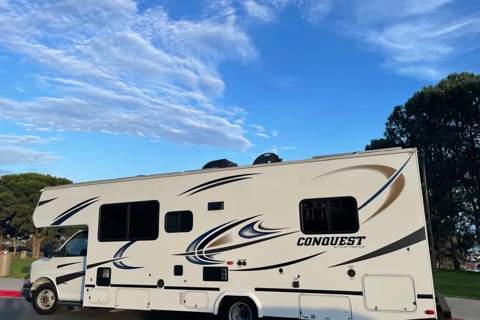 Perfect RV with 125 miles free per day for 8 with standard license