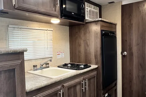 ⭐ Jing’s EasyTow Family View 181BH
