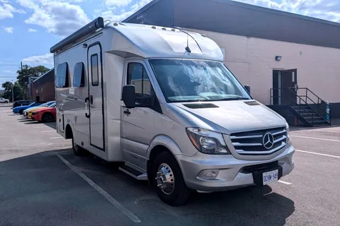 RARE Luxury Pleasure-Way Plateau XLTS Class B+