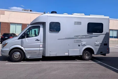 RARE Luxury Pleasure-Way Plateau XLTS Class B+