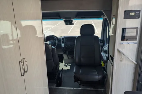 RARE Luxury Pleasure-Way Plateau XLTS Class B+
