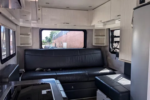 RARE Luxury Pleasure-Way Plateau XLTS Class B+