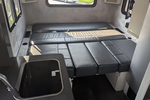 RARE Luxury Pleasure-Way Plateau XLTS Class B+