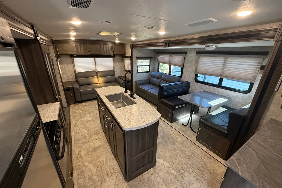 Sleeps 6 - Highland Ridge Light Spacious